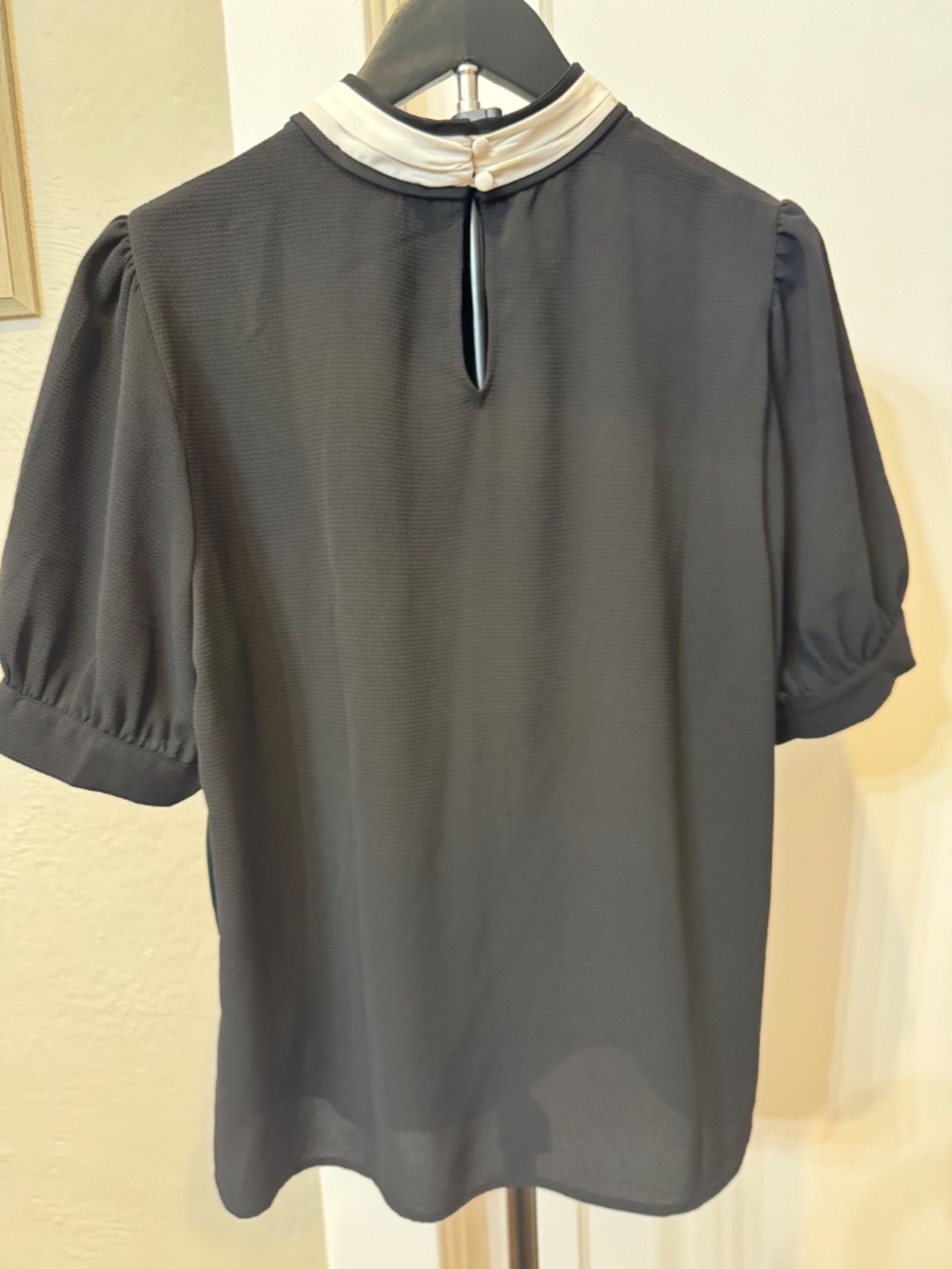 CeCe Rich black tie neck puff sleeve blouse NWT Medium blouse - Picture 3 of 5